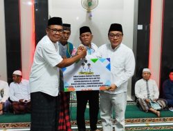 Wahdi – Qomaru Serahkan Bantuan 15 Juta Untuk Pembangunan Mushola Al- Kautsar