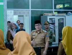 Sidak Hari Pertama Kerja Usai Hari Raya, dr. Wahdi Pastikan Pelayanan Berjalan Lancar