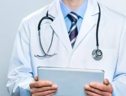 Praktik Ilegal Dokter di Apotek Kota Metro: Publik Desak Transparansi dan Tindakan Tegas
