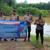 Polsek Tumijajar Pasang Spanduk Larangan Menyetrum Ikan di Dua Tiyuh