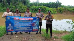 Polsek Tumijajar Pasang Spanduk Larangan Menyetrum Ikan di Dua Tiyuh