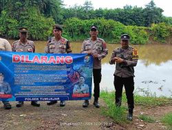 Polsek Tumijajar Pasang Spanduk Larangan Menyetrum Ikan di Dua Tiyuh
