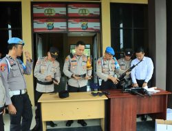 Pastikan Aman, Wakapolres Tulang Bawang Barat Gelar Pemeriksaan dan Pengecekan Senpi Dinas Milik Personil