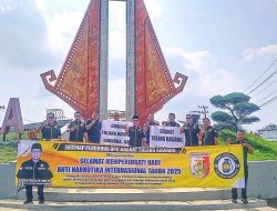 DPC GRANAT TULANG BAWANG GELAR AKSI BAGI STIKER ANTINARKOBA DI TERMINAL MENGGALA