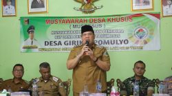 Wabup Azwar Hadi Tinjau Langsung Penyaluran Bantuan Pangan, 825 Warga Girikelopomulyo Terima CPP