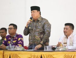 Wabup Azwar Hadi Pantau Langsung Penyaluran Bantuan Pangan, 955 Warga Raman Aji Terima Beras dan Minyak